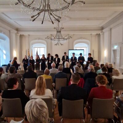 Bild vergrößern: Das Doppelquartett des Goethegymnasiums übernahm die musikalische Ausgestaltung der Feierstunde