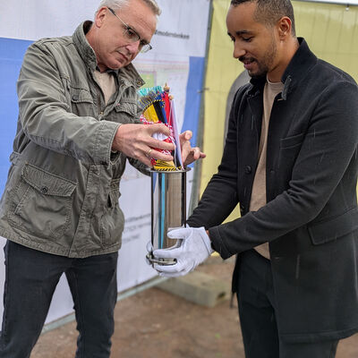 Bild vergr&ouml;&szlig;ern: Spatenstich Zeitkapsel