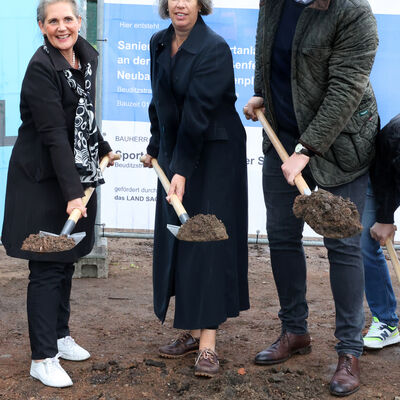 Bild vergr&ouml;&szlig;ern: Spatenstich Elke Simon-Kuch Tamara Zieschang Martin Papke_Eigenbetrieb