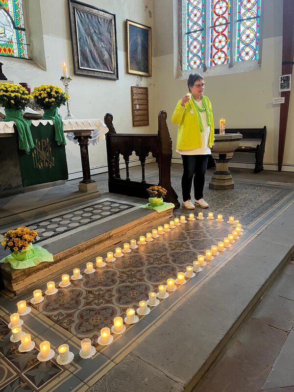 Bild vergr&ouml;&szlig;ern: Lucia-Aktion Kerzen in der Laurentiuskirche