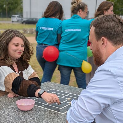 Bild vergr&ouml;&szlig;ern: 2025-05-23 Nachbarschaftsfest_Jennifer Weinkauf und Martin Papke