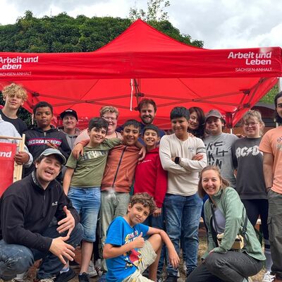 Bild vergr&ouml;&szlig;ern: 2025-07-18 Sitzb&auml;nke Br&uuml;ckenm&uuml;hle Jugendliche