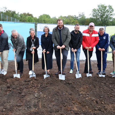 Bild vergr&ouml;&szlig;ern: 2025-09-22 Spatenstich Kunstrasenplatz