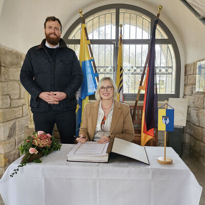 Bild vergr&ouml;&szlig;ern: 2025-11-18 Ehrenbuch Staatsministerin Christiane Schenderlein_Anke Fey