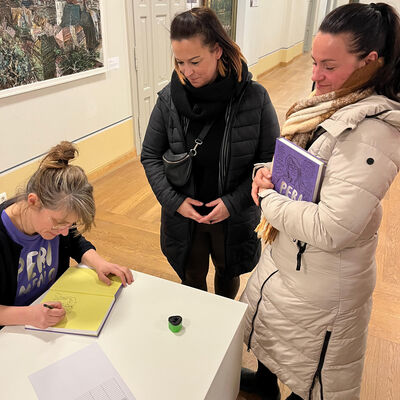 Bild vergr&ouml;&szlig;ern: Peri Meno Signierstunde