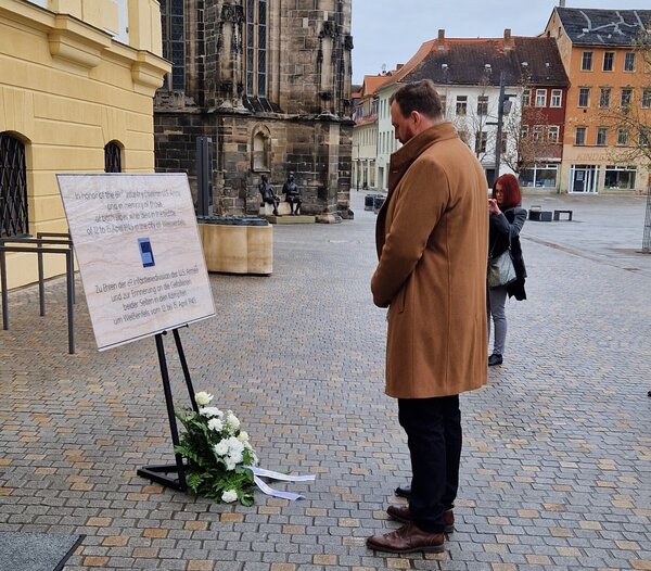 Bild vergr&ouml;&szlig;ern: Gedenken vor Rathaus Wei�enfels OBM Papke