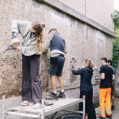 Bild vergr&ouml;&szlig;ern: Lehmbau-Sommerakademie Reparatur Pfarrhaus_Jan Philip Roza