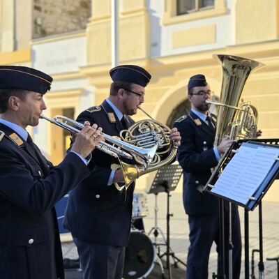 Bild vergr&ouml;&szlig;ern: Spendensammlung Kriegsgr�berf�rsorge Luftwaffen Musikkorps
