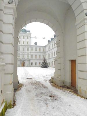 Bild vergrößern: Weihnachtsbaum im Hof von Schloss Neu-Augustusburg © Stadt Weißenfels